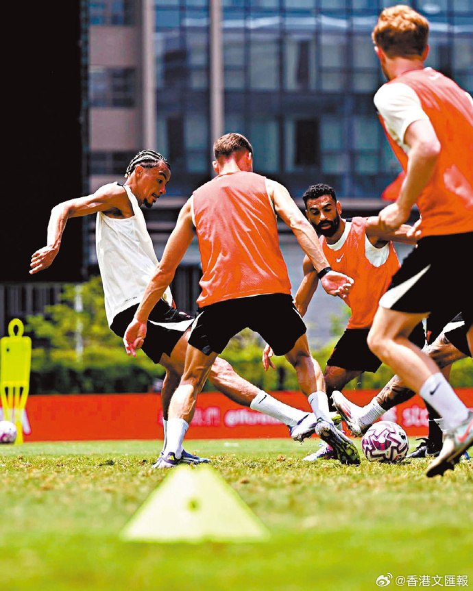 平博-队员们在球场上尽展技能,给观众带来视觉盛宴英语