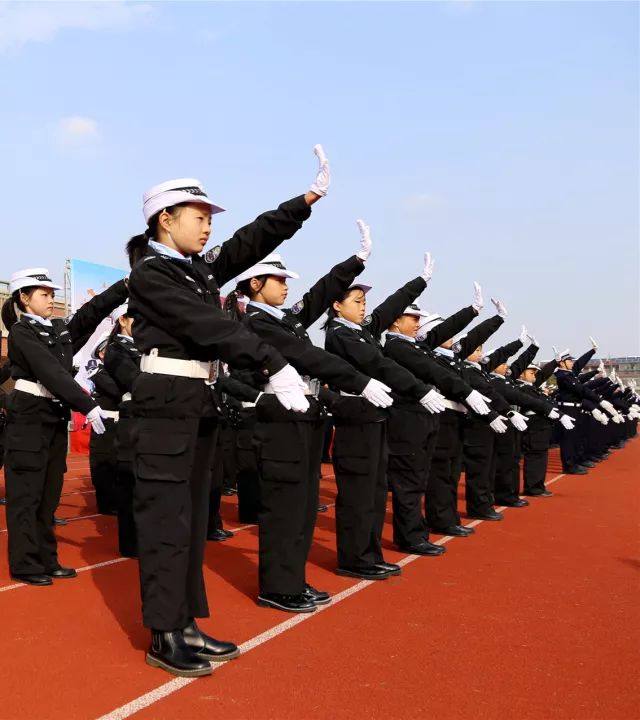 乌克兰马里乌波尔唱歌的女兵对士气的启示 乌克兰马里乌波尔唱歌的女兵对士气的启示